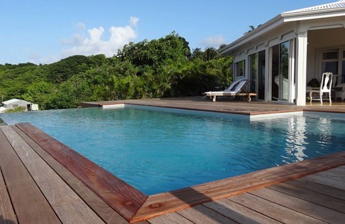 Saint-Francois House | Inviting Villa with Ocean View and Pool in Saint-François
