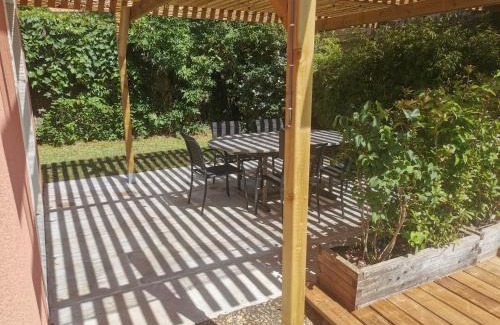 Montmerle-sur-Saone Villa | Family-Friendly Villa with Ocean View Near Saône River
