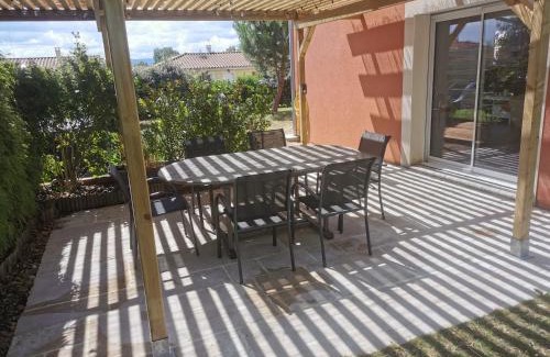 Montmerle-sur-Saone Villa | Family-Friendly Villa with Ocean View Near Saône River