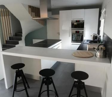 Montmerle-sur-Saone Villa | Family-Friendly Villa with Ocean View Near Saône River
