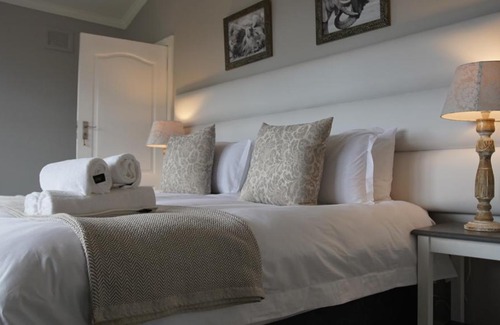 Durban North House | Villa 93: Pet-Friendly Retreat with Oceanfront Pool