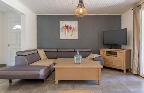 Monteux Villa | Villa A l'Ombre du Soleil by Interhome