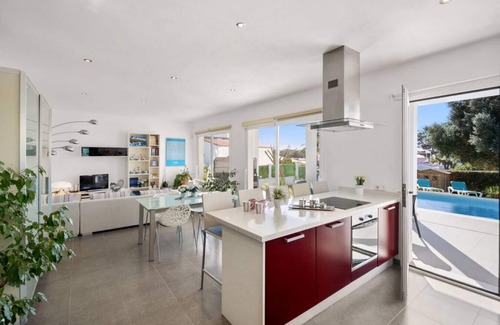 Binisafua Villa | Villa Abril - Modern Beachside Retreat with Ocean Views