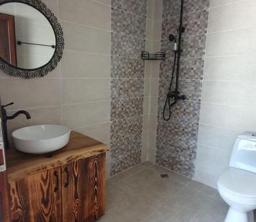 Nikolaevo House | Villa Agapi: Family-Friendly Retreat with Pool & Hot Tub