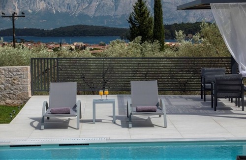Nidri Villa | Villa Aggelos: Steps from Beach, Shops & Family-Friendly Fun