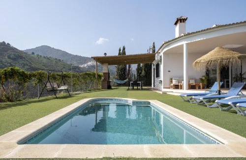 Cutar House | Pet-Friendly Villa Aguacate with Pool & Family Amenities