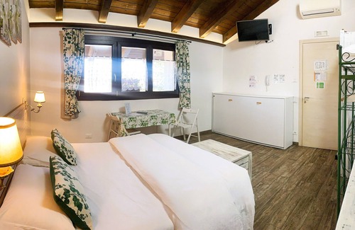 Tessera House | Discover Villa ai Tigli Guest House: Wheelchair Accessible & Spa