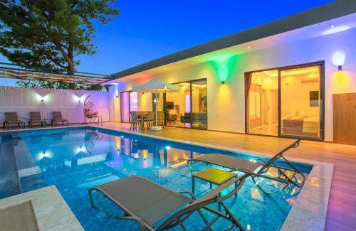 Uzumlu Villa | Relaxing Villa Akça Üzümlü with Pool and Hot Tub Amenities