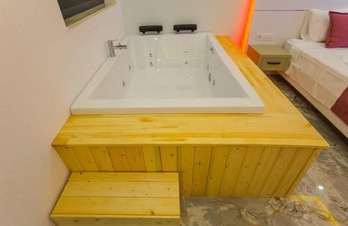 Uzumlu Villa | Relaxing Villa Akça Üzümlü with Pool and Hot Tub Amenities
