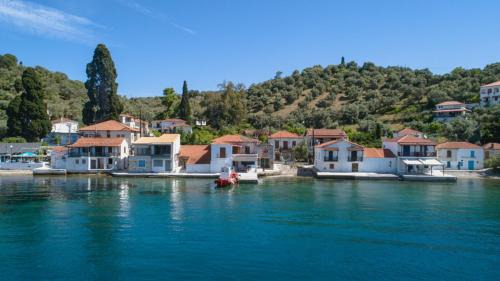 Pella Region House | Budget-Friendly Villa Alexandra: Pet and Child Friendly Stays