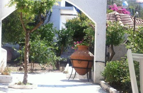 Pella Region House | Budget-Friendly Villa Alexandra: Pet and Child Friendly Stays