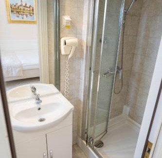 Suceava House | Villa Alice: 4-Star Hotel with Hot Tub & Family-Friendly Stay