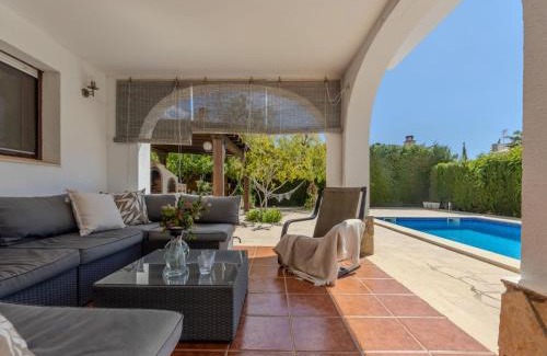 L'Ampolla Villa | Discover Villa Alicia: Pet-Friendly Retreat with Ocean Views