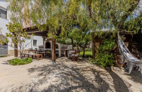 L'Ampolla Villa | Discover Villa Alicia: Pet-Friendly Retreat with Ocean Views