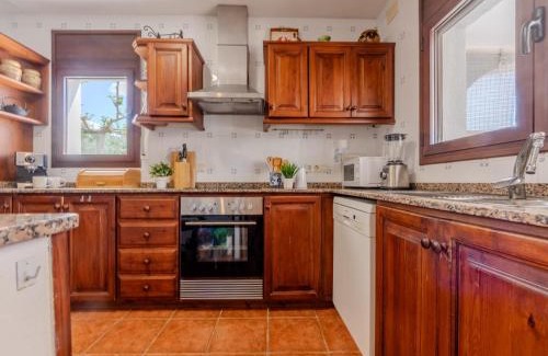 L'Ampolla Villa | Discover Villa Alicia: Pet-Friendly Retreat with Ocean Views