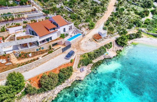 Cove Makarac (Milna) Villa | Villa Allure: Beachfront Haven with Private Pool & Spa