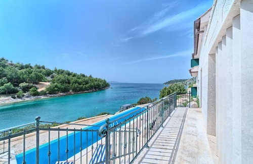 Cove Makarac (Milna) Villa | Villa Allure: Beachfront Haven with Private Pool & Spa