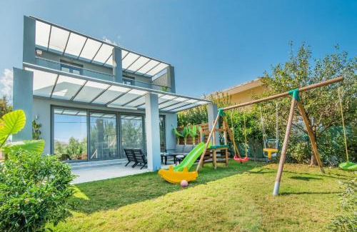 Skines Villa | Oceanfront Villa Alyona: Guest Rated 9.8 with Pool Access