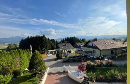Spielberg Villa | Family-Friendly Villa am Red Bull Ring with Hot Tub