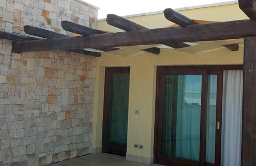 Trani House | Relax at Villa Amarilla with Poolside Amenities