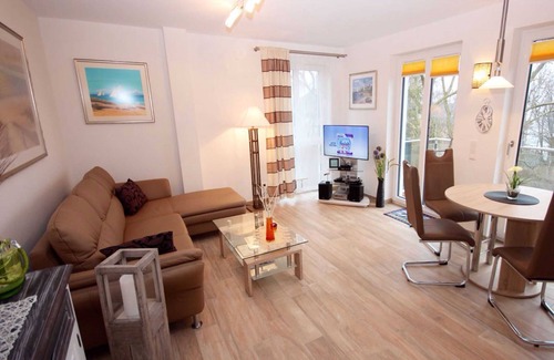 Sassnitz Apartment | Discover Villa Amelie: Family-Friendly with Pool & Kitchen