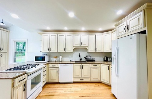 Bloomfield Hills House | Villa Amis: Historic Gem with Lake View & Spa Retreat