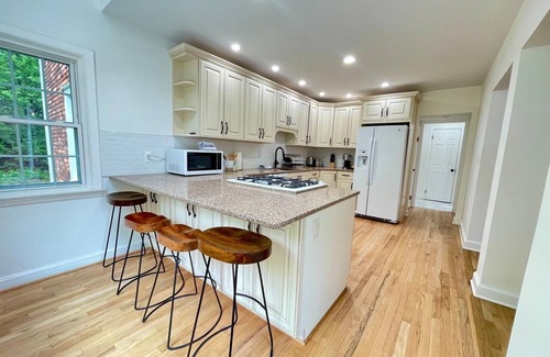 Bloomfield Hills House | Villa Amis: Historic Gem with Lake View & Spa Retreat