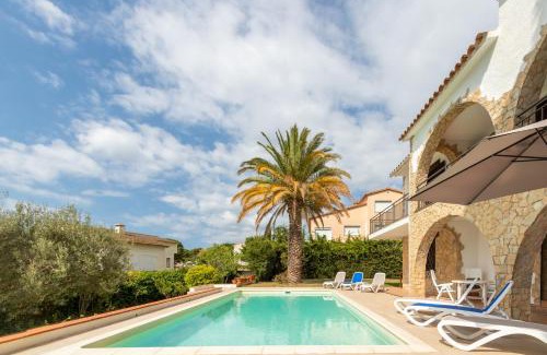 El Vilar d'Aro Villa | Unwind at Villa Amistad: 4-Star Poolside Retreat