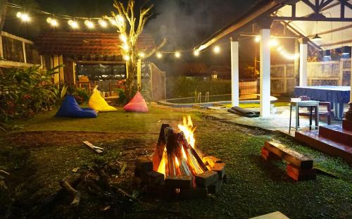 Cisarua Villa | Villa APedia Puncak: Fun with Pool, Karaoke & Billiards