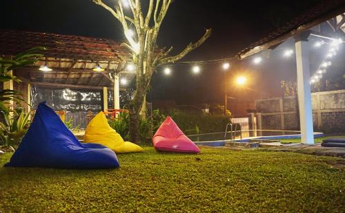 Cisarua Villa | Villa APedia Puncak: Fun with Pool, Karaoke & Billiards