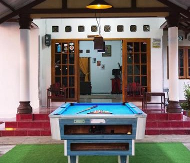 Cisarua Villa | Villa APedia Puncak: Fun with Pool, Karaoke & Billiards