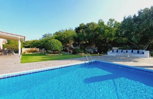 Katsarata Villa | Discover Villa Androniki: Poolside Retreat with 9.8 Rating