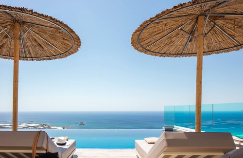 Limeniskos Villa | Villa Anemone: Breathtaking Views & Poolside Relaxation