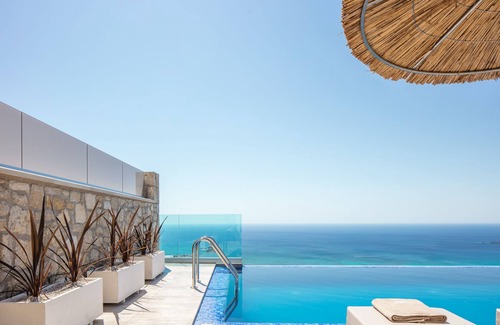Limeniskos Villa | Villa Anemone: Breathtaking Views & Poolside Relaxation