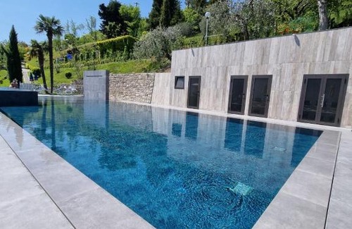 Arias Apartment | Villa Anna Apartments: Oceanfront Retreat with Pool & Spa