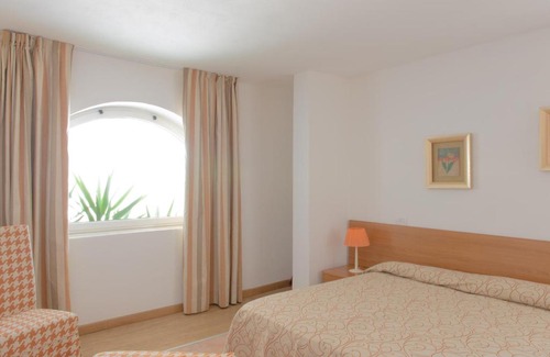 Arias Apartment | Villa Anna Apartments: Oceanfront Retreat with Pool & Spa