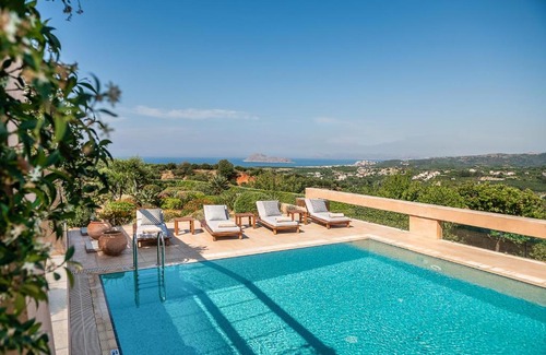 Kontomari Villa | Villa Annaniko: Premier Stay with Pool and Hot Tub