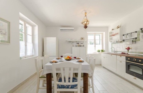 Brbinj Villa | Rustic Villa Antica: Enchanting Dalmatian House with Pool