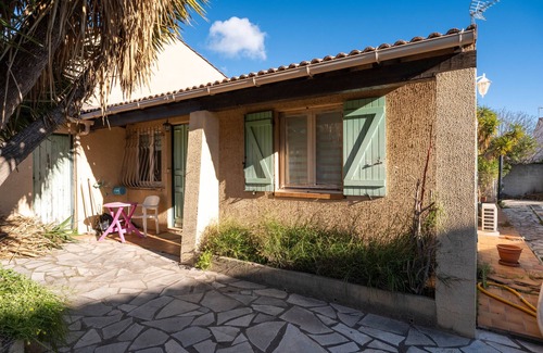 La Crau House | Villa 'Arbre De Vie' with Private Terrace, Private Garden and Wi-Fi
