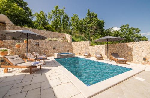 Cista Provo Villa | Villa Argenta: 4-Star Haven with Pool & Pet-Friendly Comfort