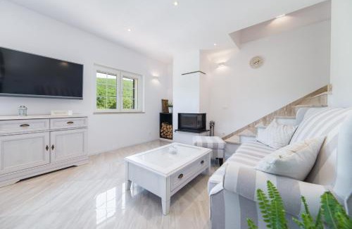 Cista Provo Villa | Villa Argenta: 4-Star Haven with Pool & Pet-Friendly Comfort