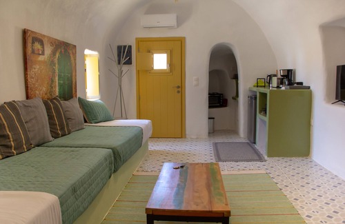 Oia House | Villa Ariadni: Guest Rated 9.4 with Family-Friendly Amenities