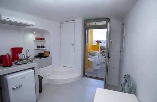 Oia House | Villa Ariadni: Guest Rated 9.4 with Family-Friendly Amenities