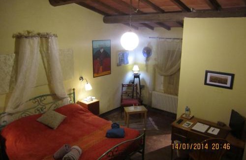 Lari Bed & Breakfast | Villa Arianna B&B: Oceanfront Retreat with Pool & Dining