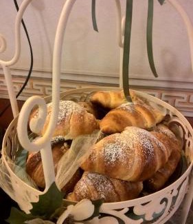 Lari Bed & Breakfast | Villa Arianna B&B: Oceanfront Retreat with Pool & Dining