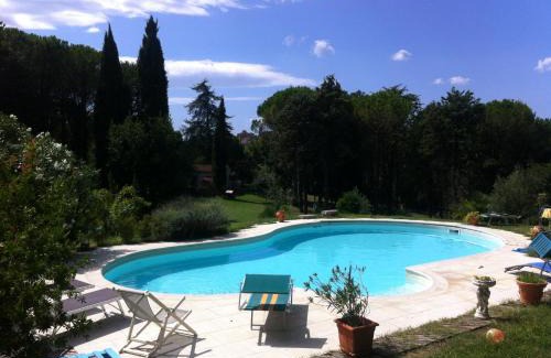 Lari Bed & Breakfast | Villa Arianna B&B: Oceanfront Retreat with Pool & Dining