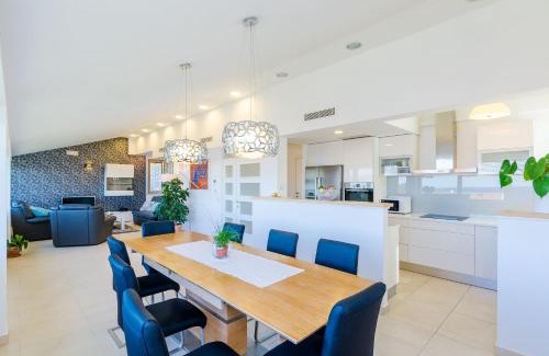 Mlini Villa | Artistic Retreat at Villa Art Gallery - Family-Friendly Haven