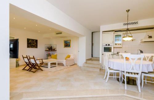 Mlini Villa | Artistic Retreat at Villa Art Gallery - Family-Friendly Haven