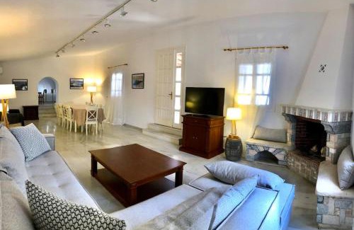 Agii Anargiri Villa | Enchanting Villa Artemis with Oceanfront Pool in Porto Heli