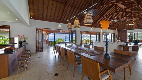 Manggis Villa | Elegant Villa Asada: Oceanfront Retreat with Pool & Spa